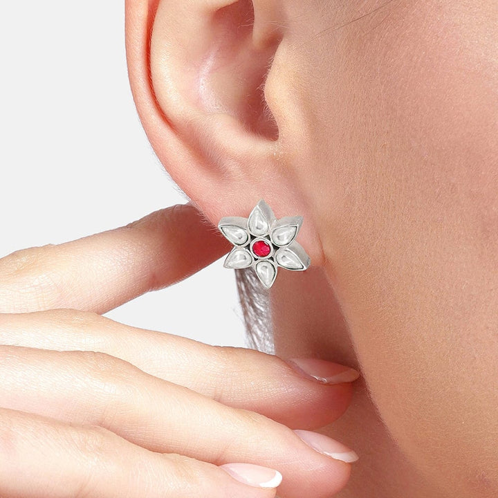 92.5 Silver White Kundan Flower Stud Earrings